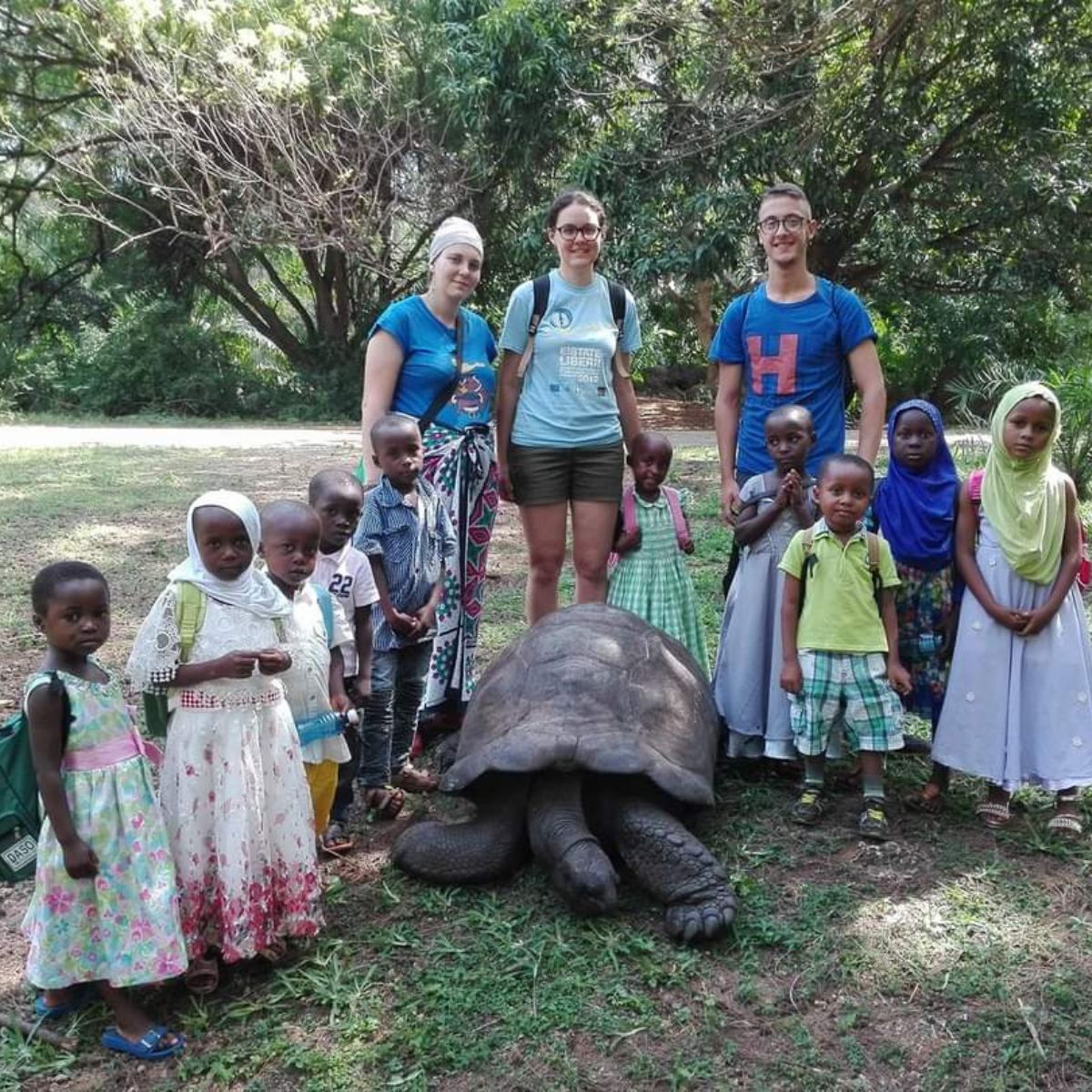 Elisa G. con i bimbi a Kwale